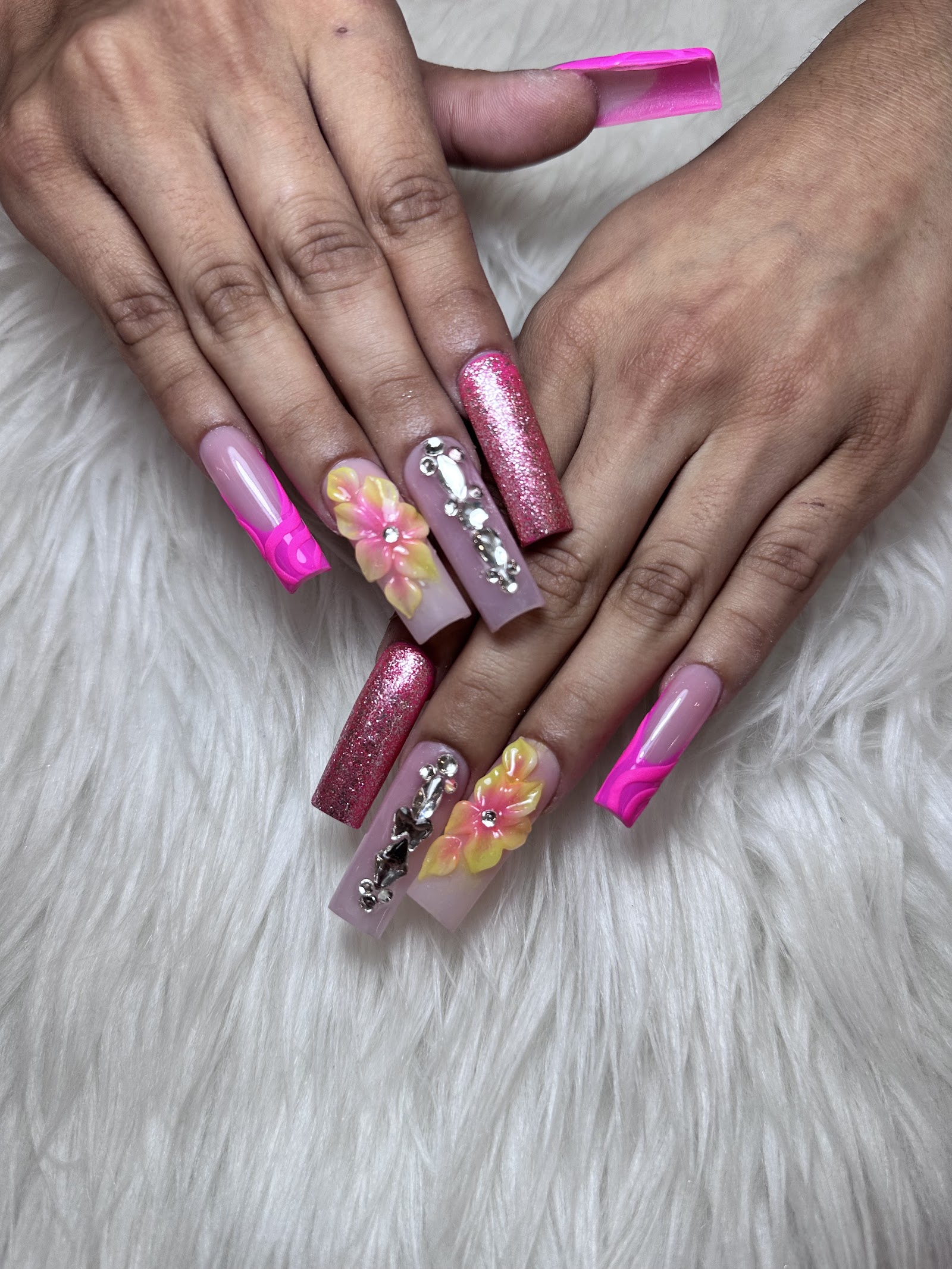 Manos Nail Bar - Best Rated Nail Salon in Uptown Dallas ( 20% OFF Monday-Thursday until 3:00PM) photo 2