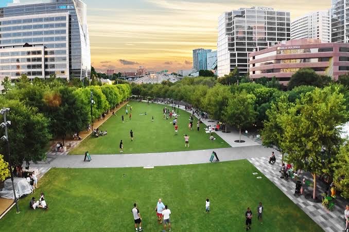 Klyde Warren Park photo 2