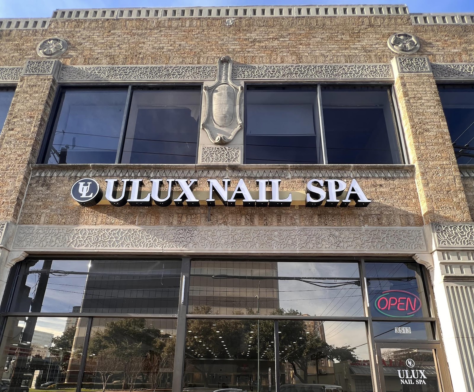 ULUX Nail Spa at Oak Lawn